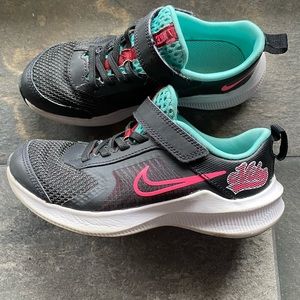 Nike girls size 1 tennis shoes